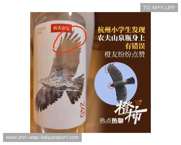 冲浪男孩用头盔装海水带回家